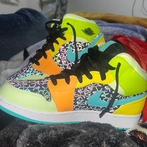 US 6Y, wore like once, barley creased